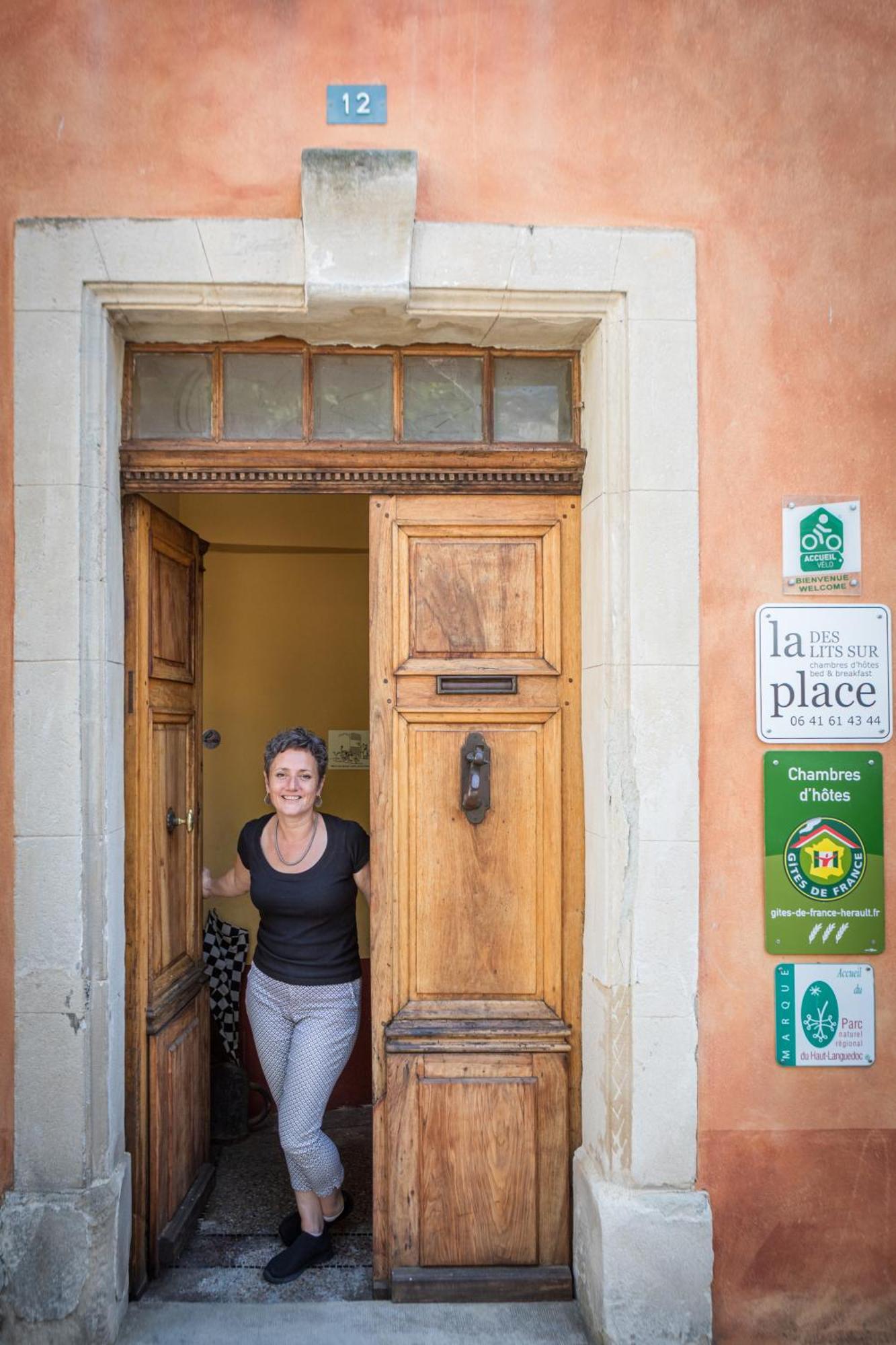 Des Lits Sur La Place Hérépian Exterior foto